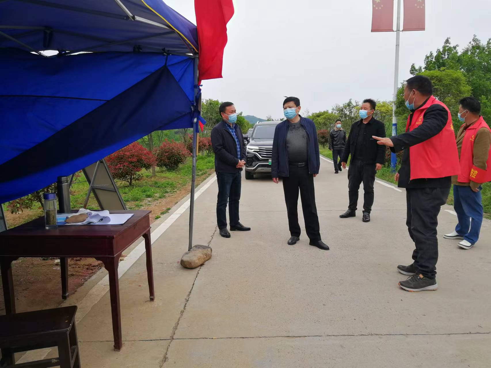 李家响（县人大代表，县人大常委会党组副书记、副主任）到南港镇督导疫情防控工作.jpg