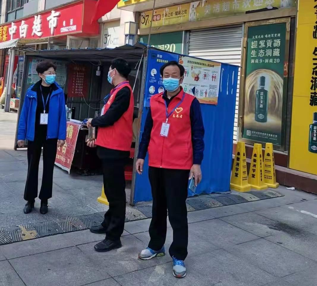 徐文荣（省人大代表、舒城职业学校教师）在城关镇龙城华府小区疫情防控点执勤.jpg