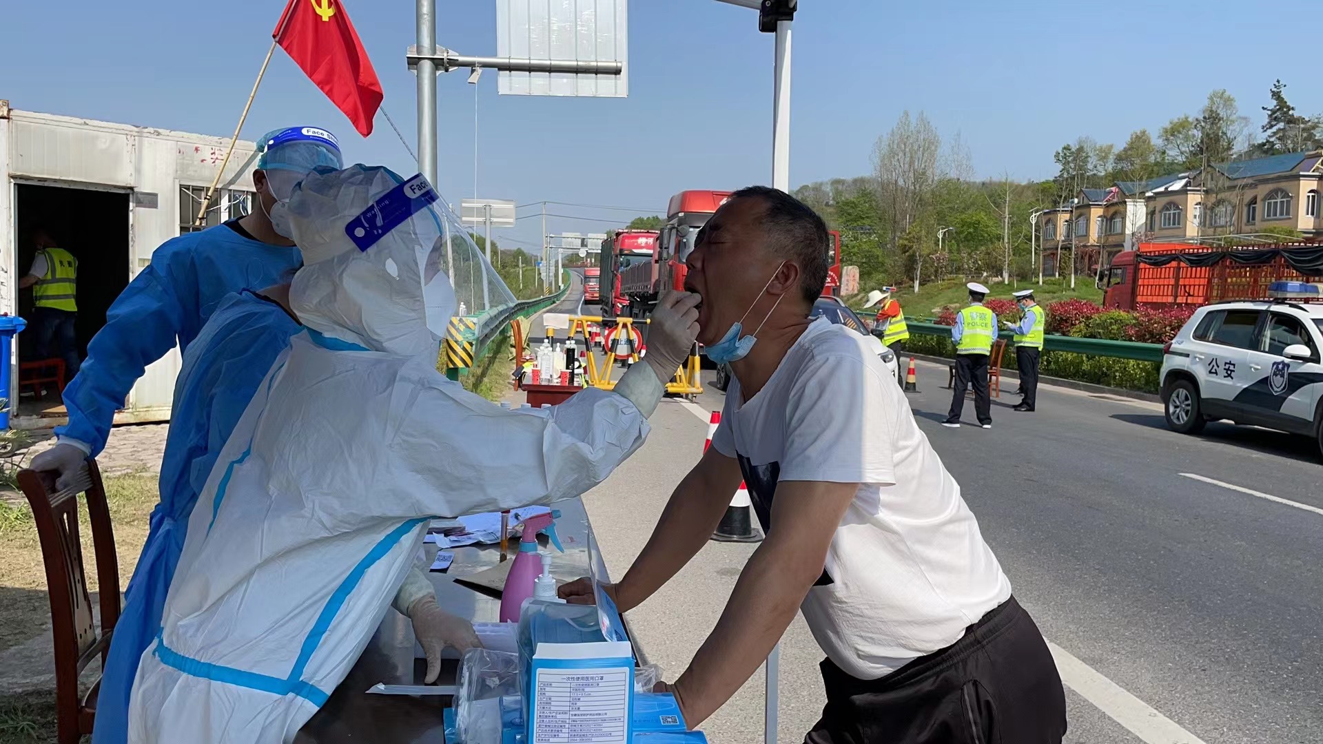 左玲（市人大代表、五显镇卫生院全科主治医师）在五显镇光明卡点（霍山、金安、舒城三县区交界处）进行核酸采样.jpg