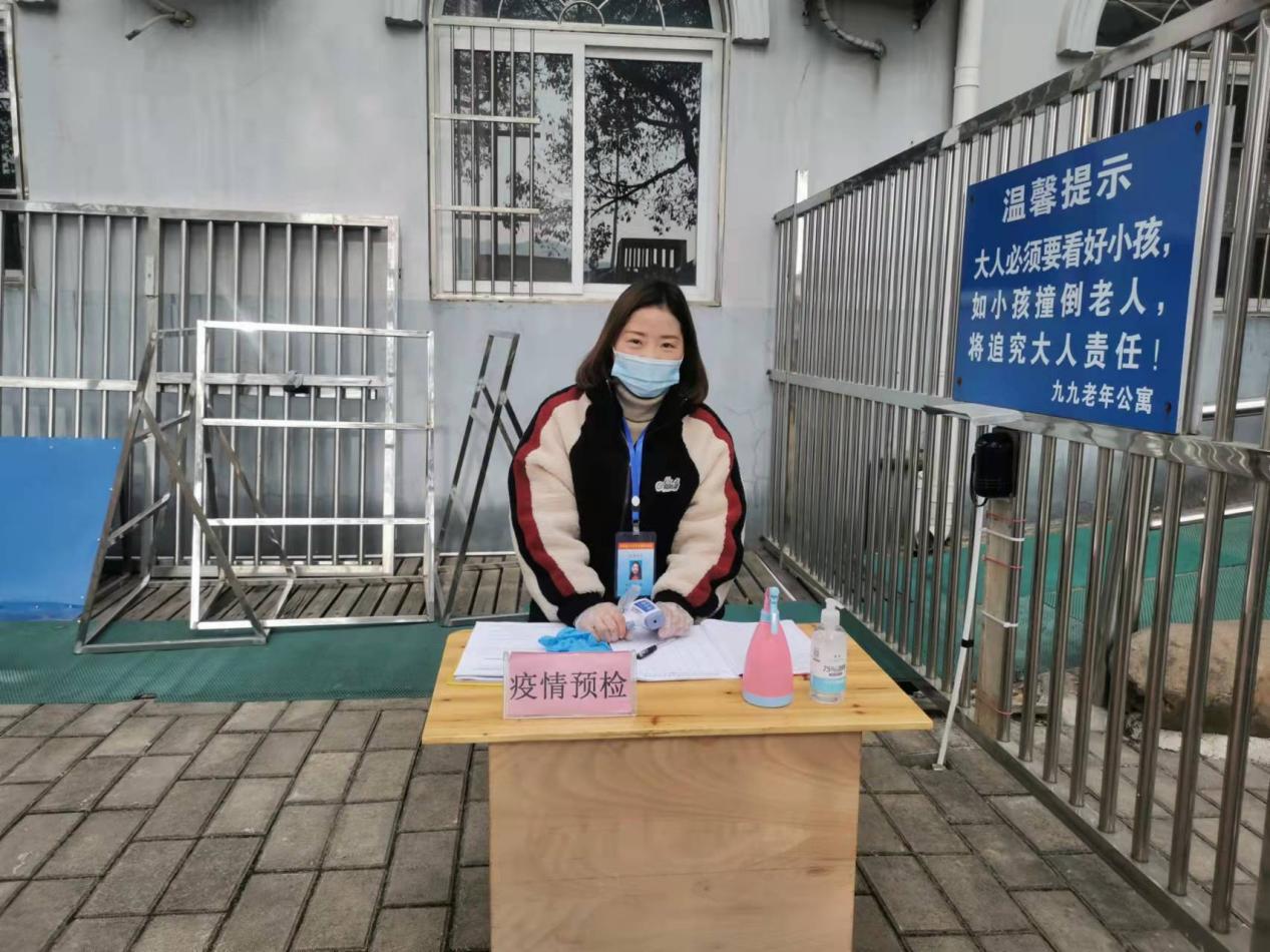 张勤（市人大代表、九九老年公寓副院长）在九九老年公寓疫情防控点执勤.jpg