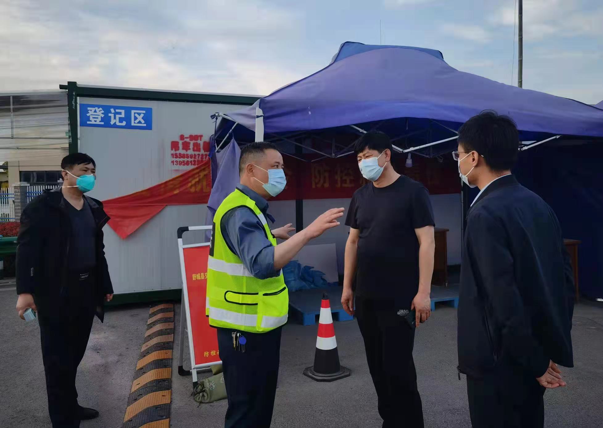 胡雪峰（市县人大代表，杭埠镇党委副书记、镇长）到高速卡点检查疫情防控工作.jpg