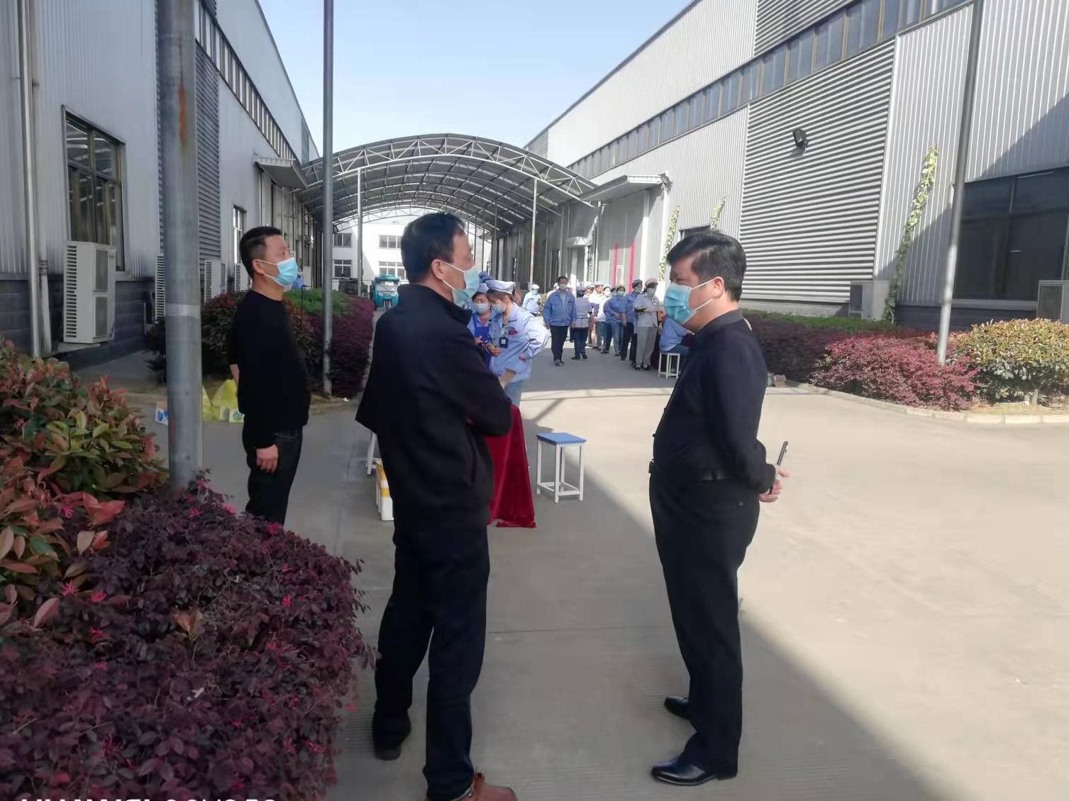 方贤荣（县人大代表，开发区党工委书记、管委会主任）到企业检查核酸检测工作.jpg