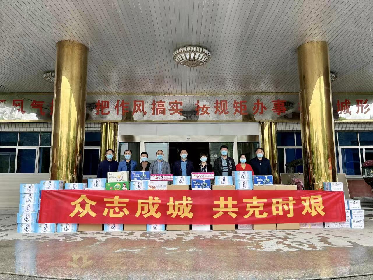 罗启芳（县人大代表，启芳养殖有限公司经理）向千人桥镇捐赠防疫物资.jpg
