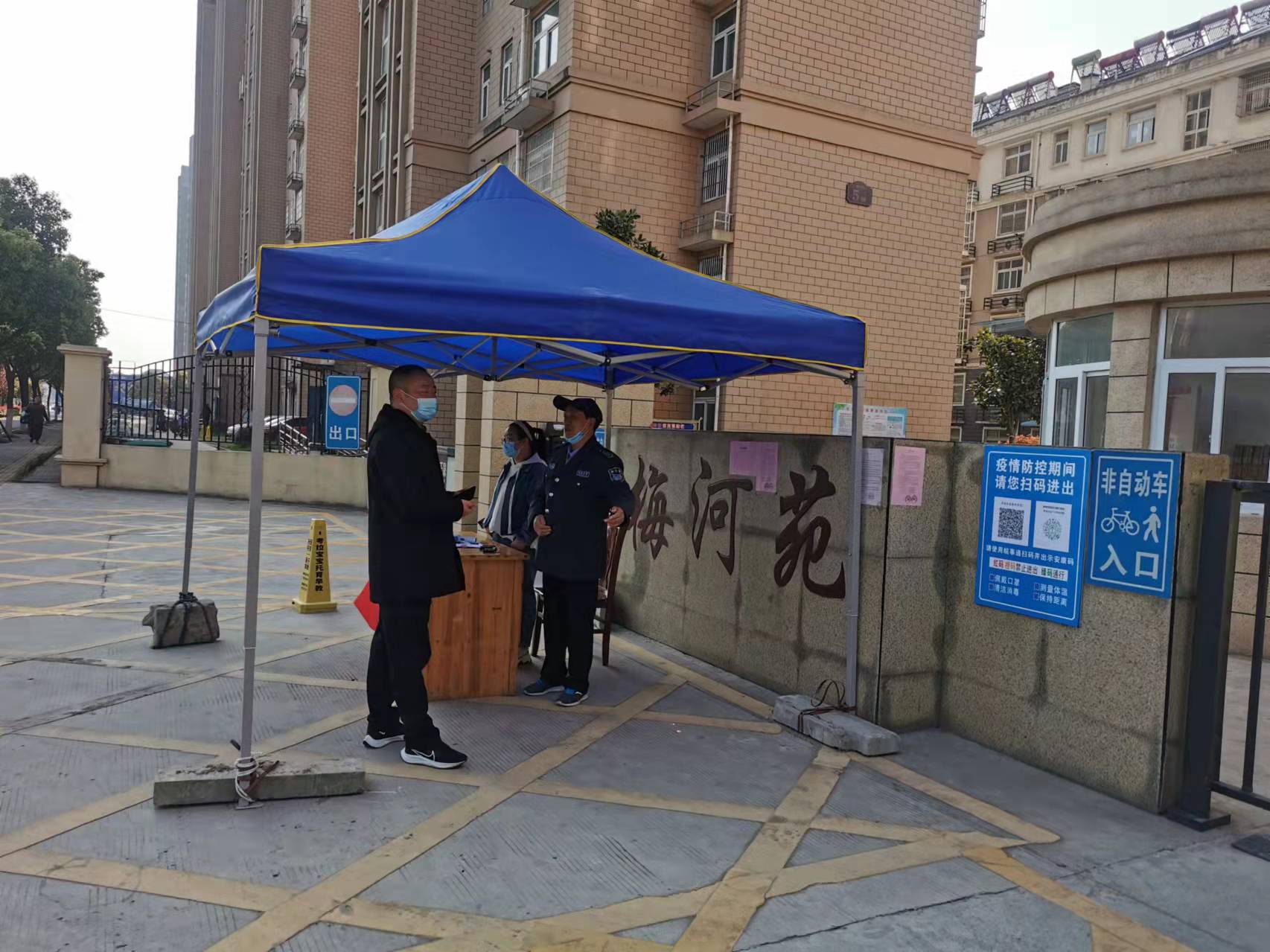 胡久池（县人大代表、开发区金虎村书记）检查村内各重点区域疫情防控工作.jpg