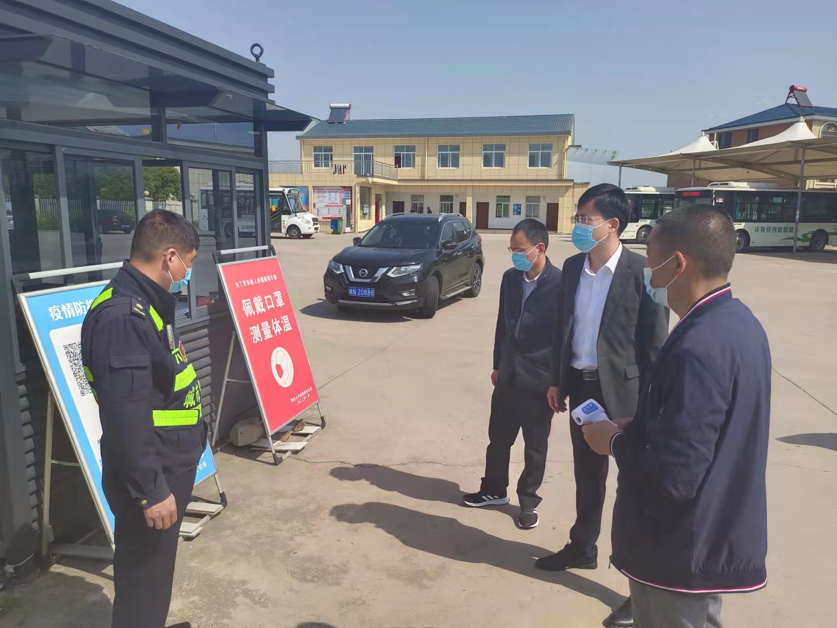 倪良玉（县人大代表，阙店乡乡长）在该乡汽车站检查疫情防控工作.jpg