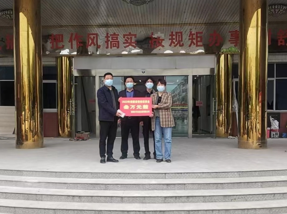 胡国转（县人大代表，安徽公牛农业发展有限公司董事长）向千人桥镇捐款3万元人民币.jpg