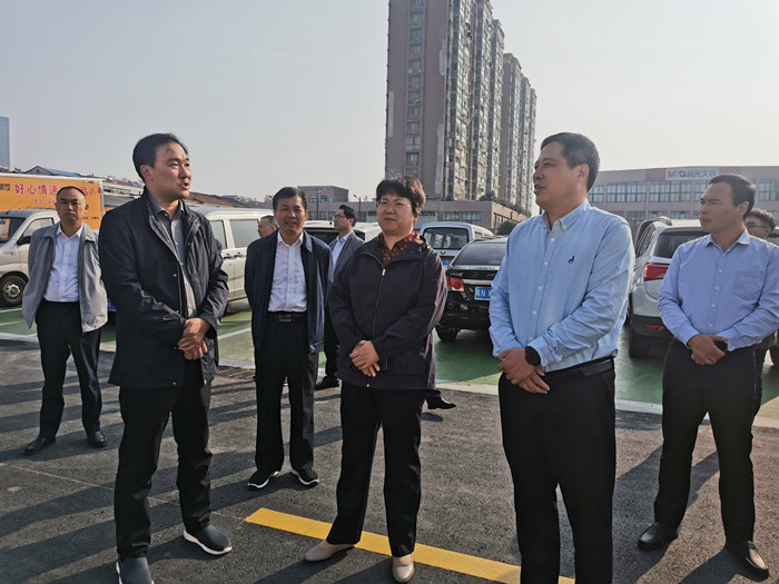 县人大常委会开展老旧小区改造工作调研并现场办理人大代表重点建议